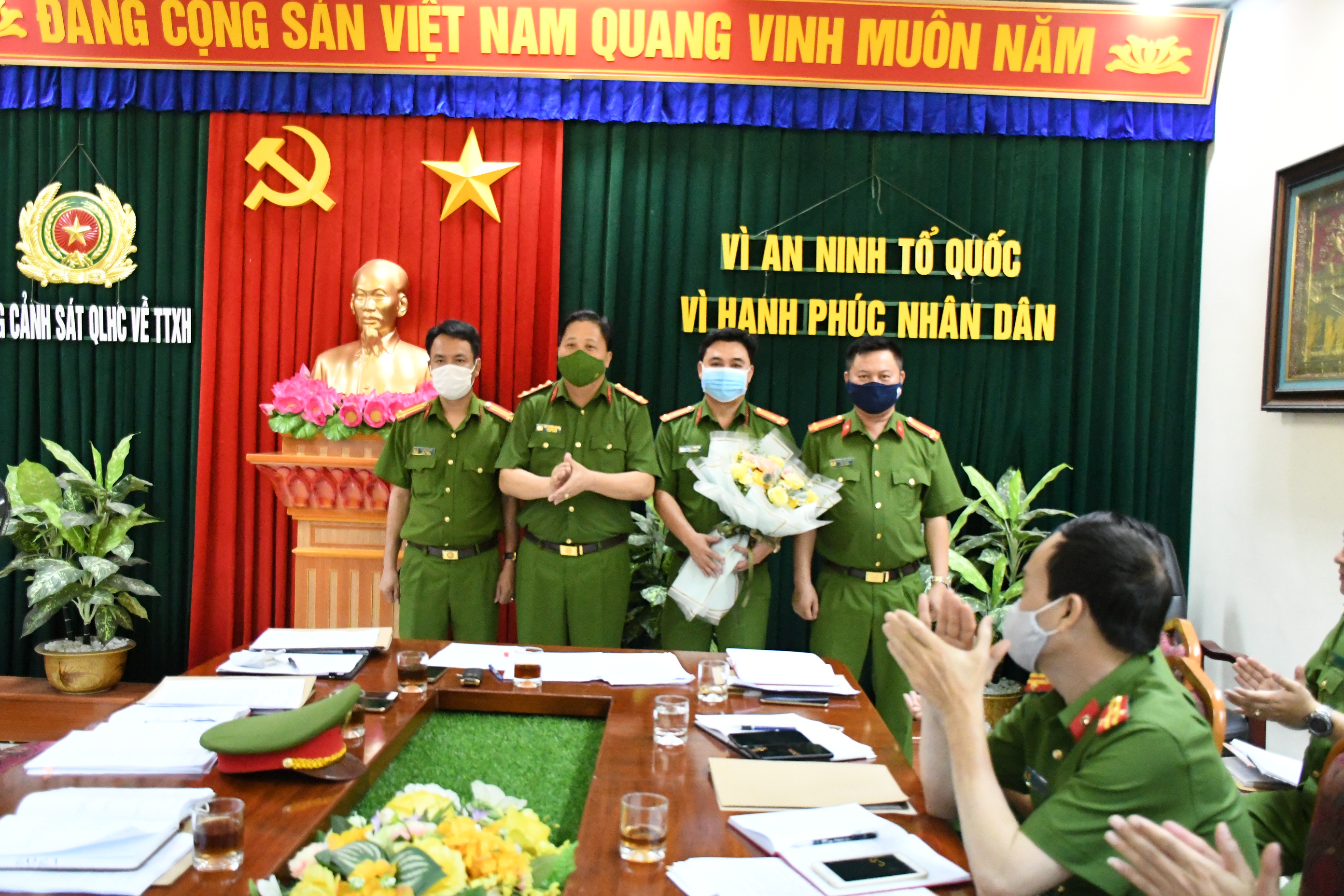 Biểu dương Phòng Cảnh sát QLHC về TTXH có thành tích xuất sắc